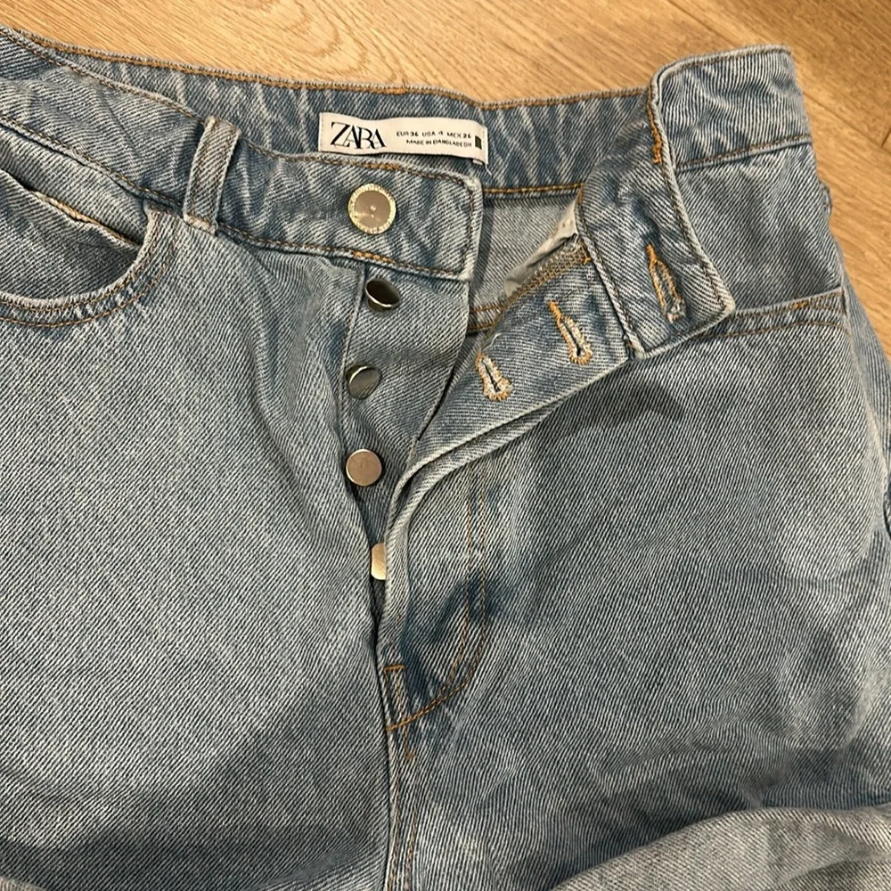 Zara Blue Jean Shorts High-Waisted Vintage Style, size small (4) like new - Picture 4 of 6